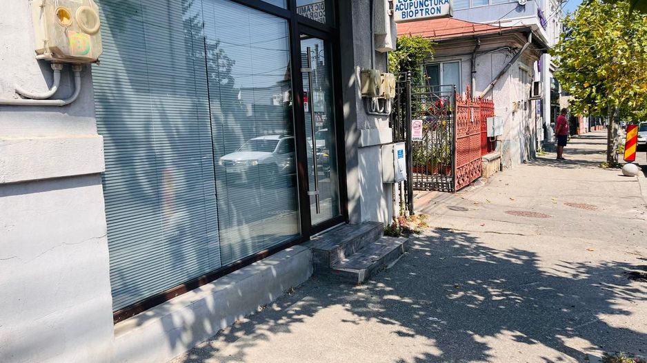 Spatiu stradal, central, cu vad comercial si vizibilitate excelenta - Poză 2