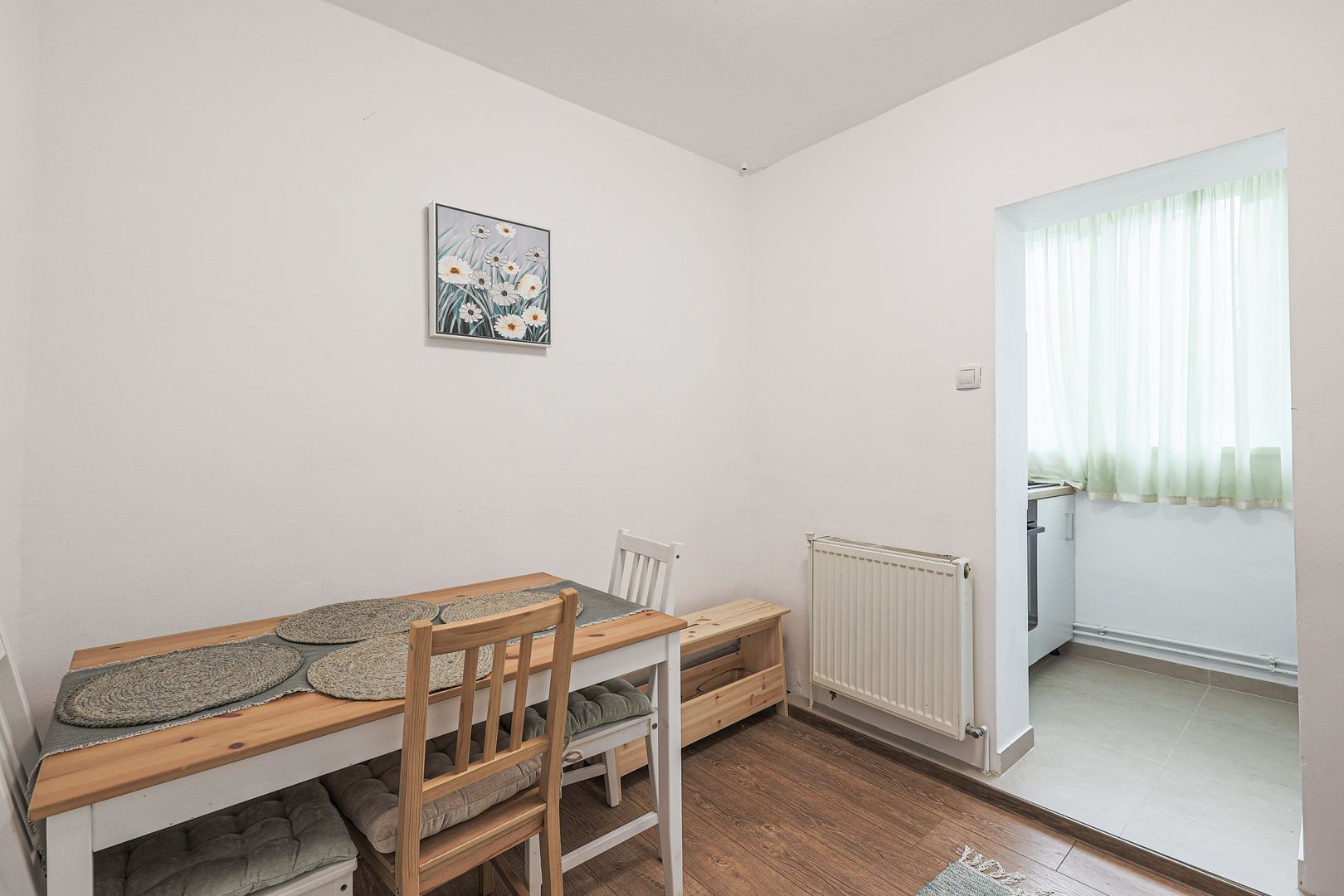 Apartament renovat, decomandat, cu 2 balcoane la Etajul 1 in Micalaca - Poză 5