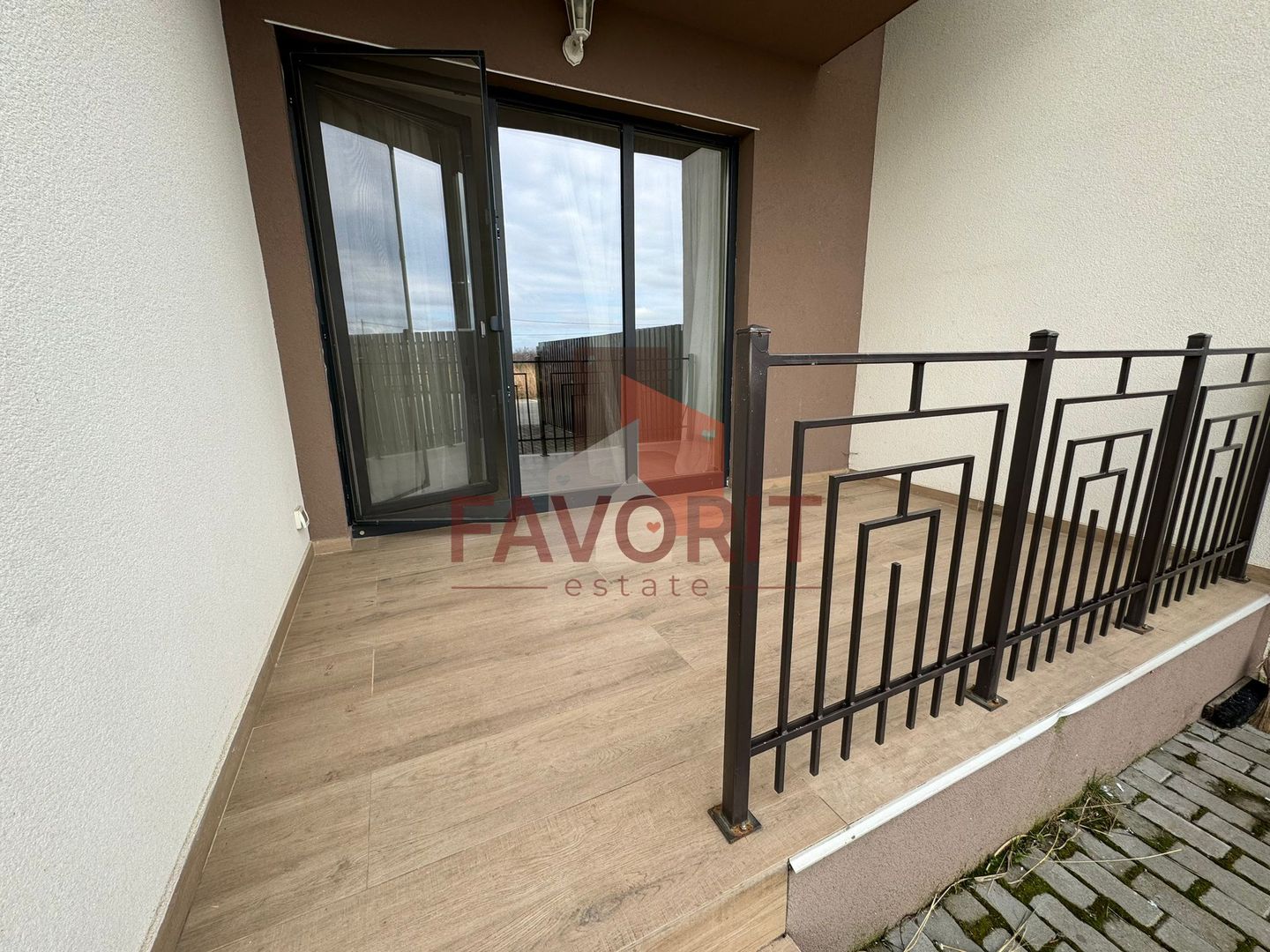 Curte proprie. Loc de parcare. Strada asfaltata - Poză 5