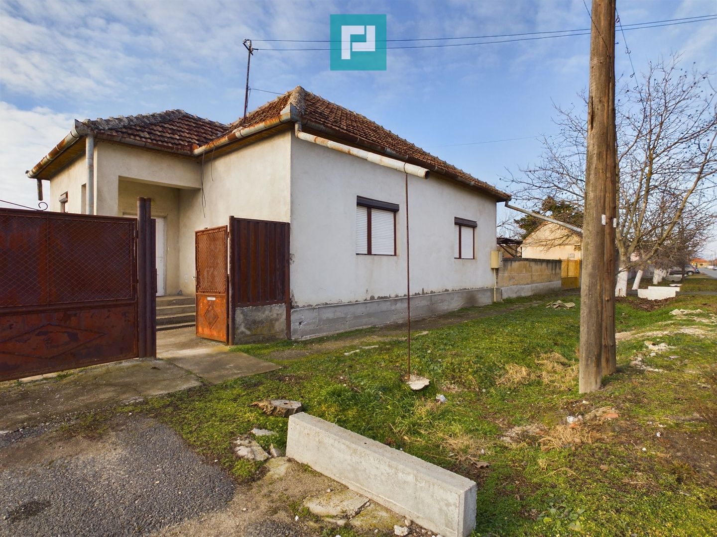 Casă cu 4 camere + anexe   în Șofronea - Poză 1