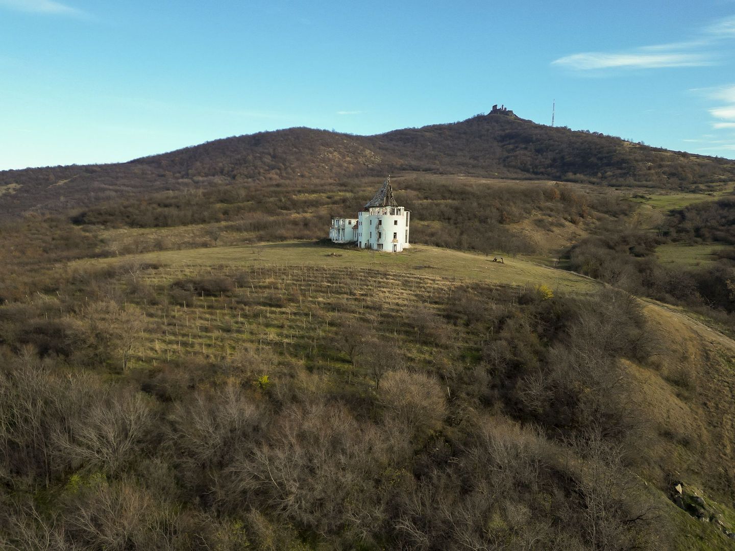 Castel cu vedere panoramică pe dealul Șiriei - Poză 10