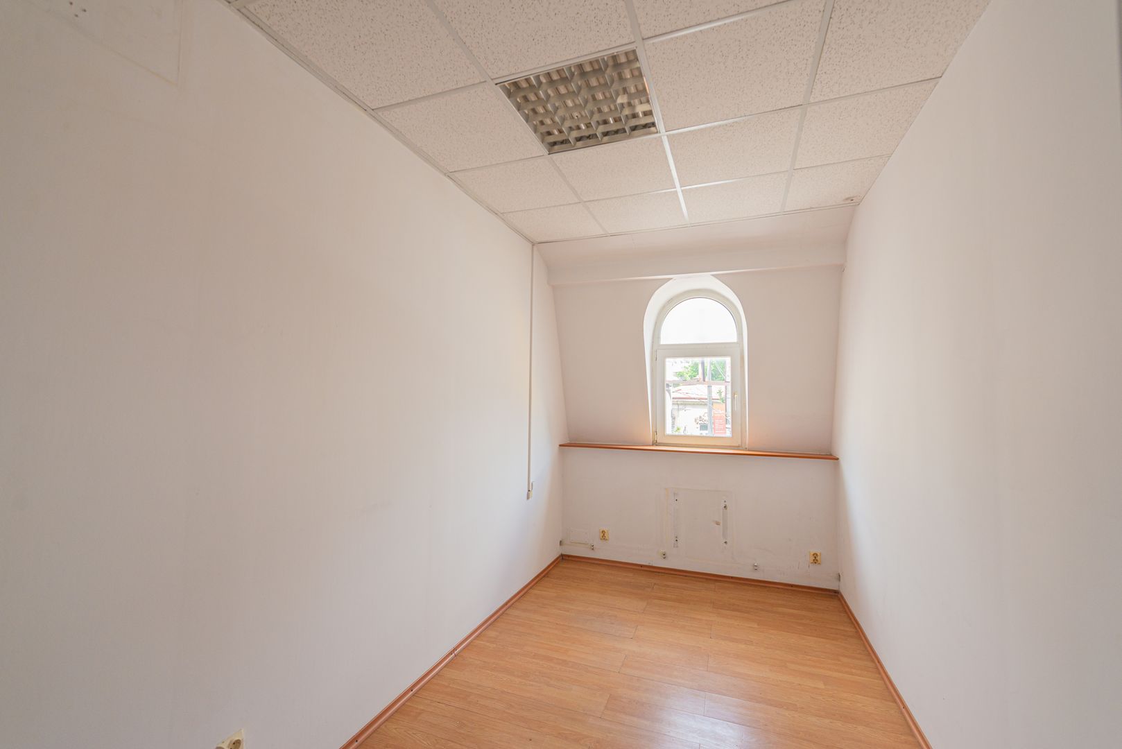 Spatiu comercial de inchiriat, 9 camere, 3 bai, Universitate, 120mp - Poză 18