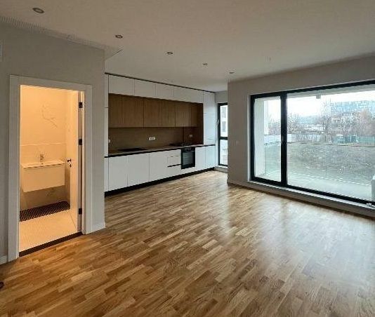 Apartament 2 camere, partial mobilat cu 2 garaje subterane - Poză 1