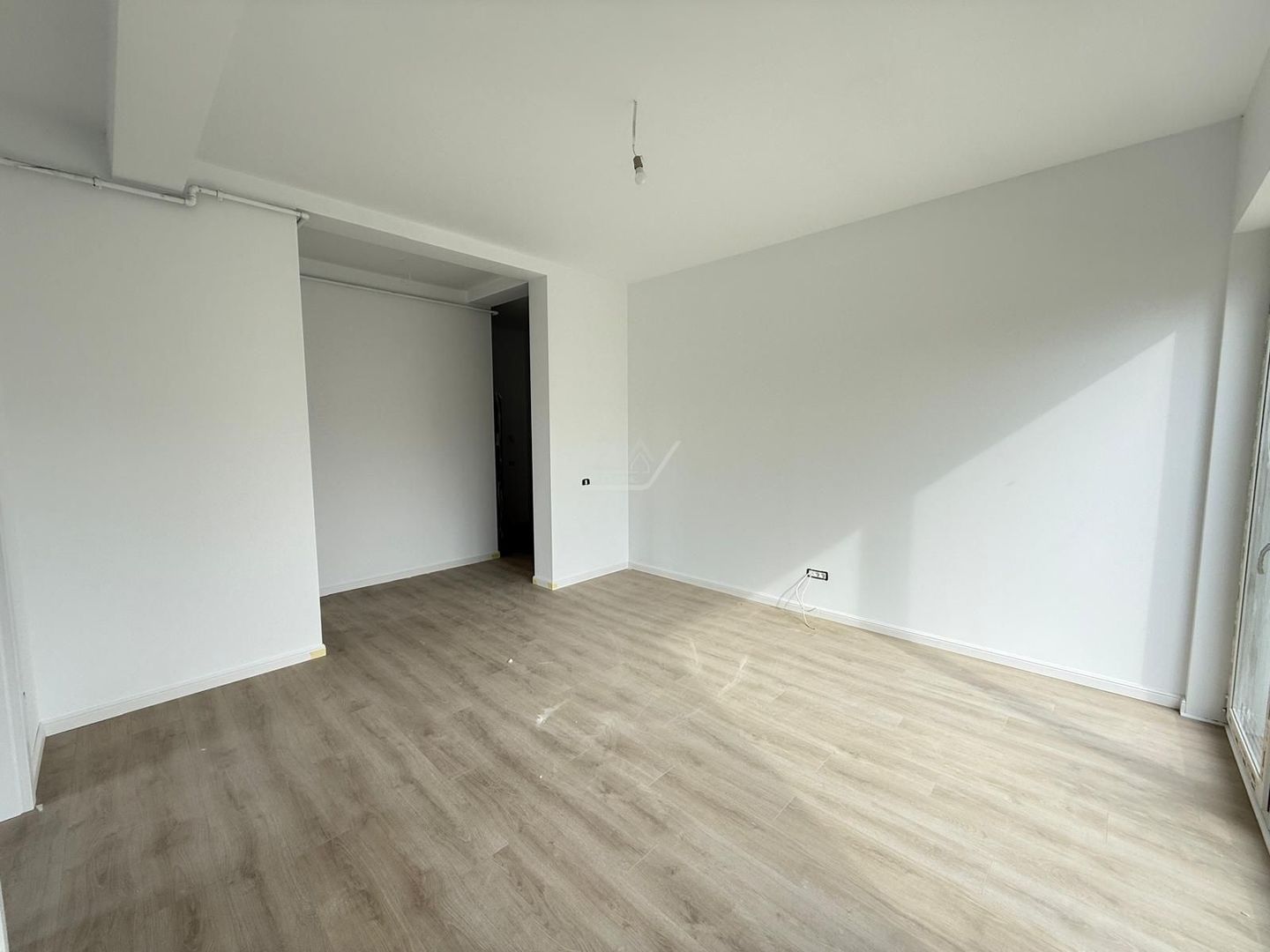 Bloc finalizat. Gradina proprie 52 mp. Decomandat. Loc de parcare. - Poză 3