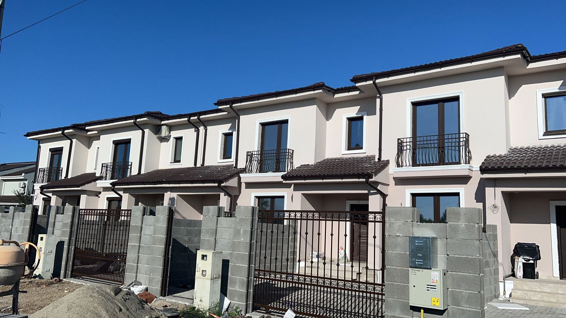 CASE INSIRUITE IN  DUMBRAVITA - Poză 1