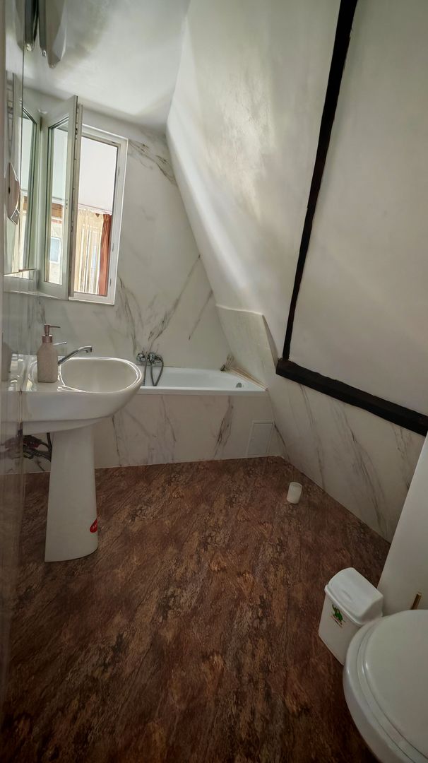 Vila cu 10 camere,pretabil compartimentare in 2 unitati separat,ASTRA. - Poză 13