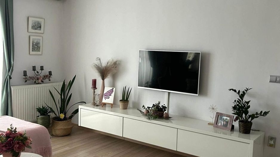 Vând apartament deosebit, situat într-o zonă semicentrală, liniștită și foarte plăcută, ideal pentru cei care își doresc confort și intimitate. - Poză 3