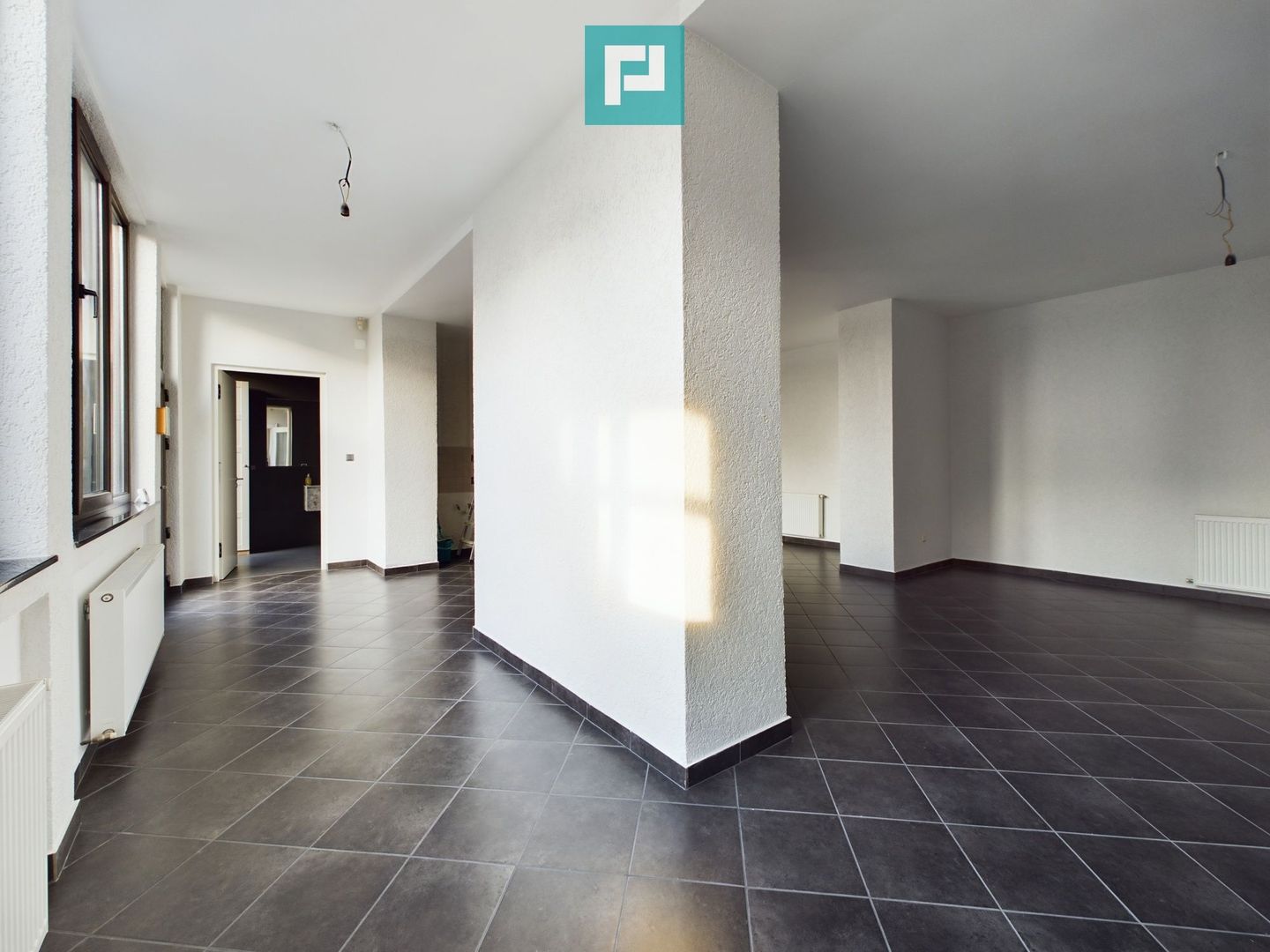 Casă generoasă în Periam județ Timiș - Poză 8