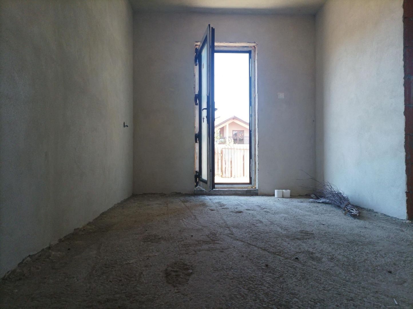 Aproape de oraș! Vânzare casă cu 5 camere în Ulmi! - Poză 8