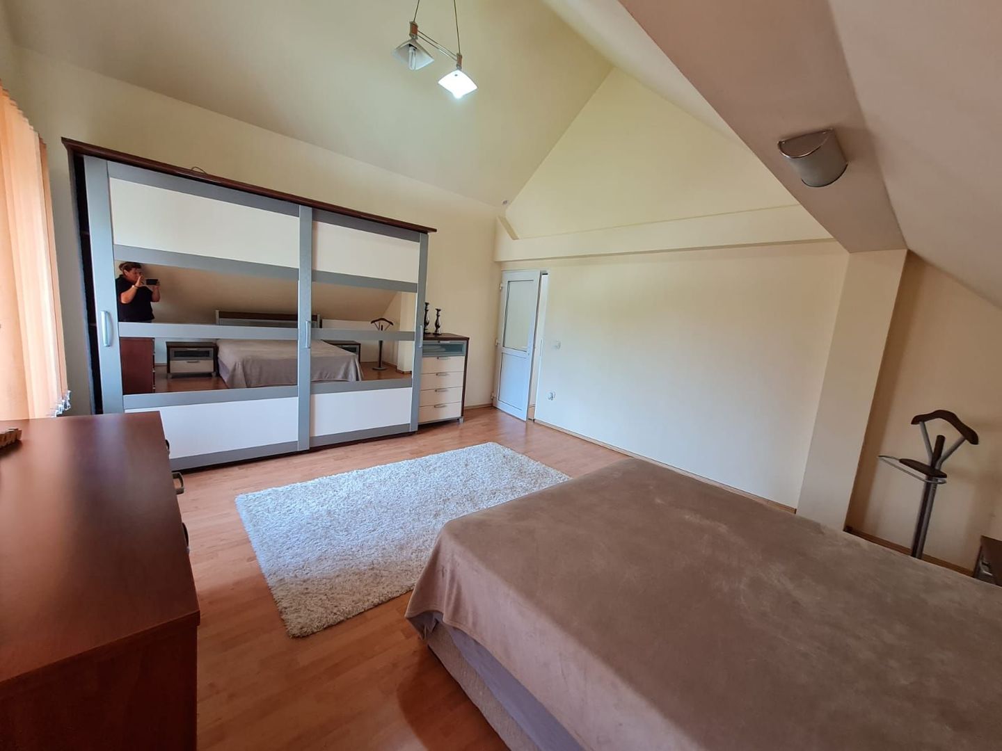 Casă cu teren generos pretabila pentru afacere - Poză 10