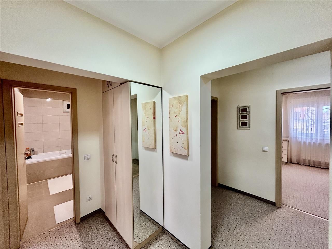 Apartament de închiriat în Sibiu – 3 camere, decomandat, 2 băi, 80 mp - Poză 16