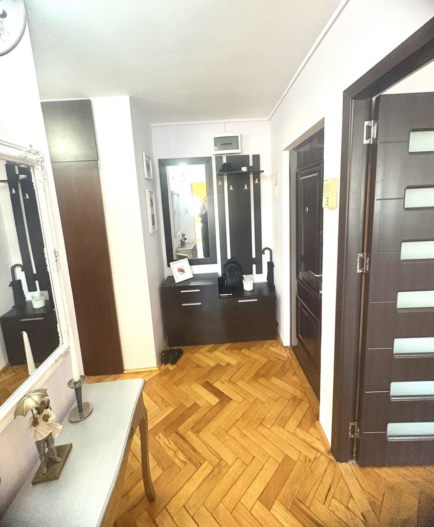 Apartament cu trei camere de vânzare, renovat complet, central - Poză 11