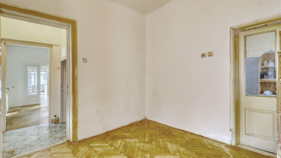 Centru- Casă boierească individuală- 5 camere si  451 mp teren - Poză 7