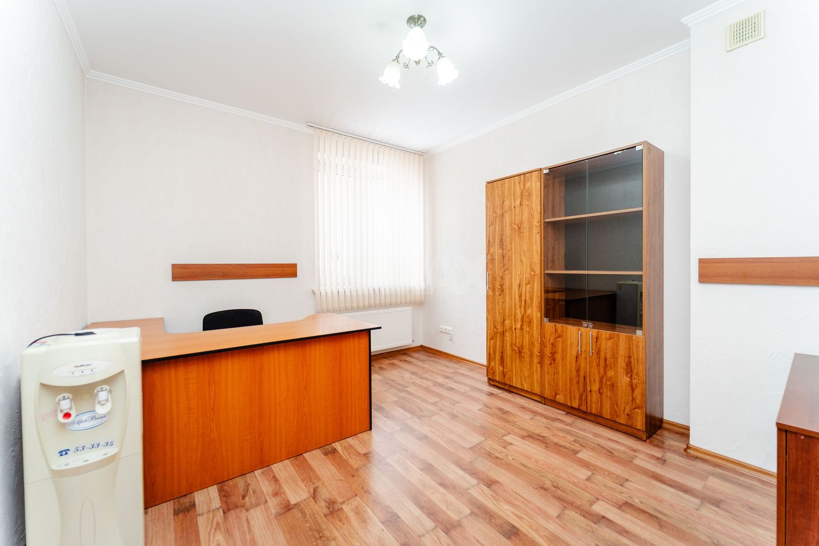 Se oferă spre închiriere casă în centrul orașului, ideală pentru birouri, clinică sau centru educați - Poză 11