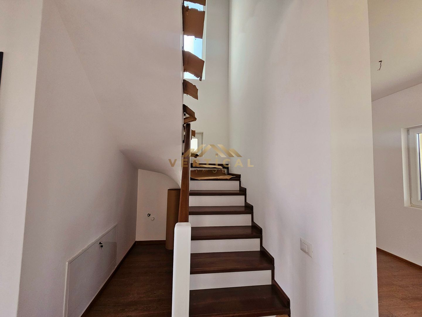 De vanzare vila 4 camere - cartier Mega Parc Residence -comuna Berceni - Poză 10