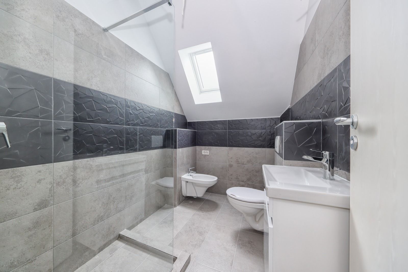 Apartament nou - loc parcare acoperit  inclus - Poză 10