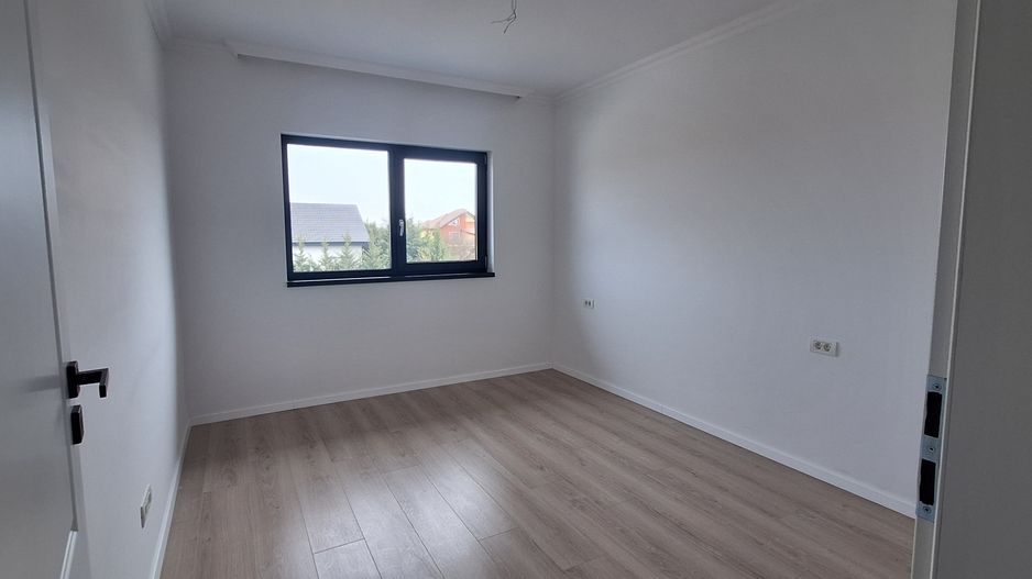 Duplex frumos cu arhitectura mediteraneana - Poză 23