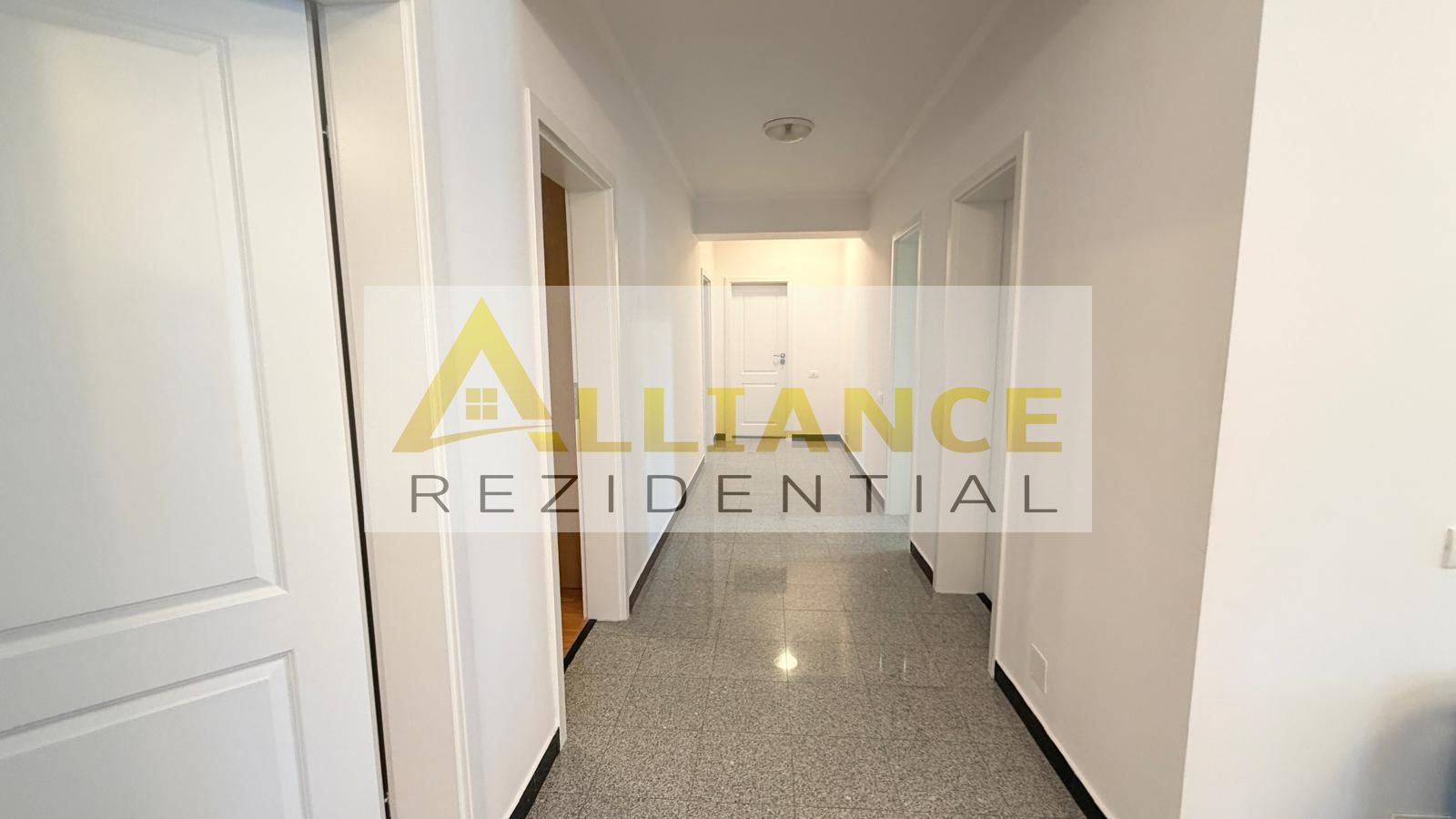 Vila spatioasa cu 9 camere foisor magazie curte amenajata complet - Poză 10