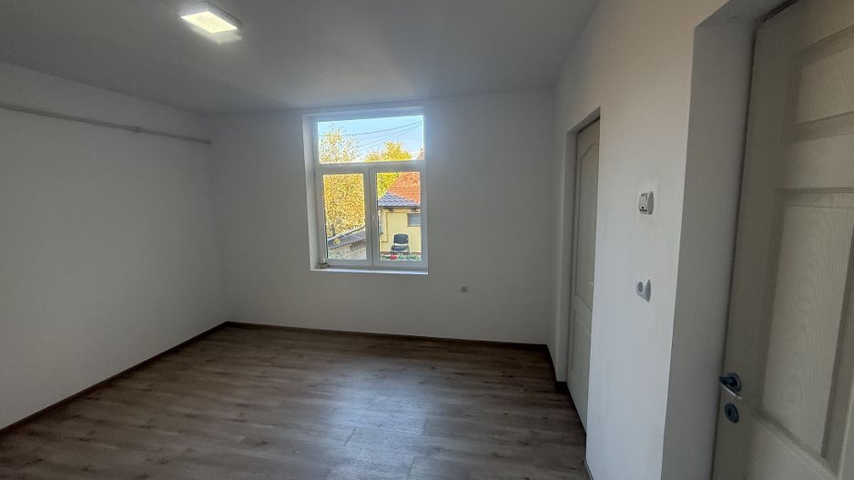 2 corpuri de Casă renovate + teren 125 mp Campina - Poză 8