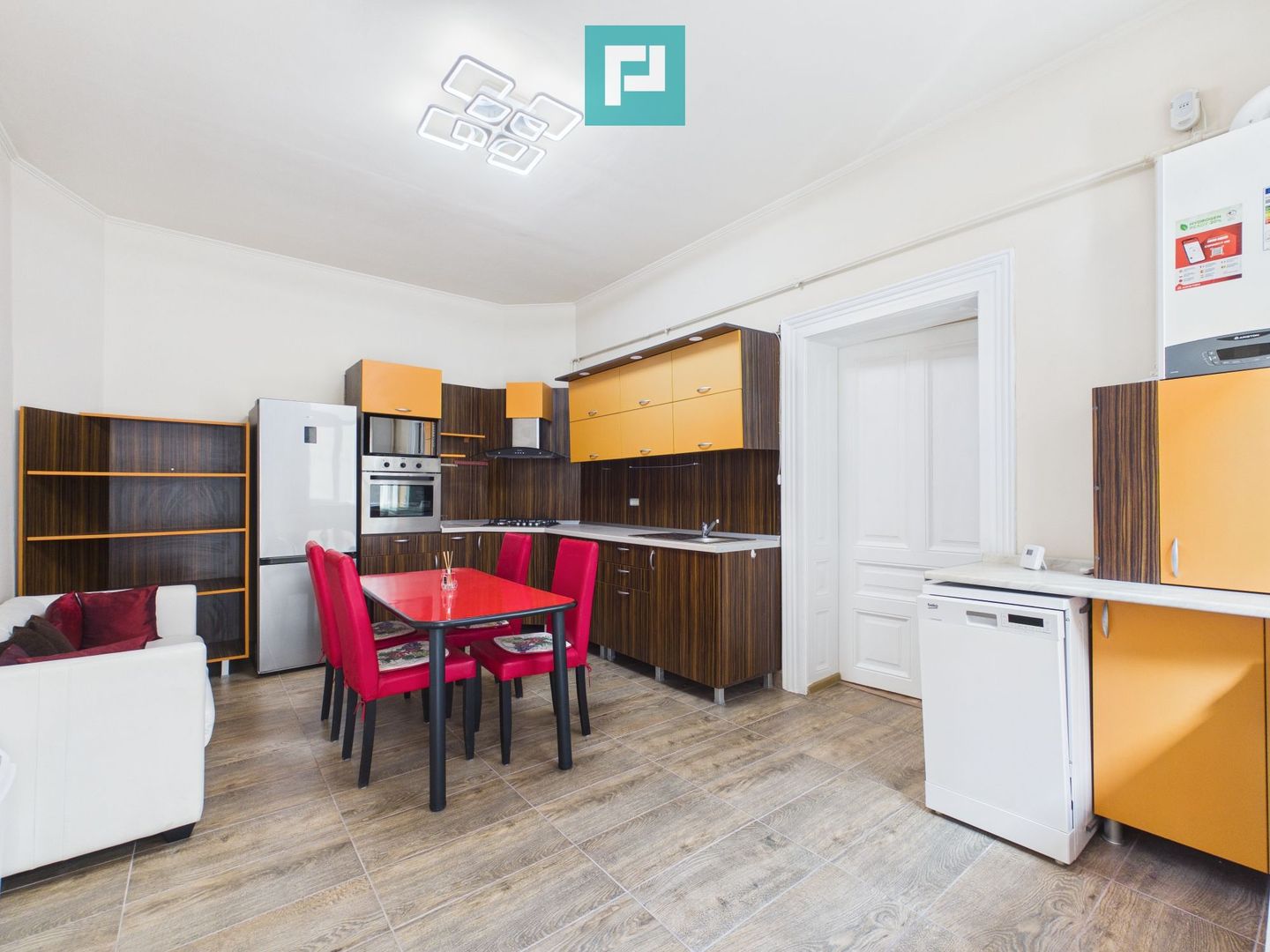 Apartament ultracentral, renovat, cu garaj - Poză 7