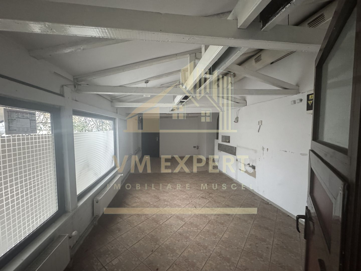 SPATIU COMERCIAL CAMPULUNG ZONA CENTRALA - Poză 9