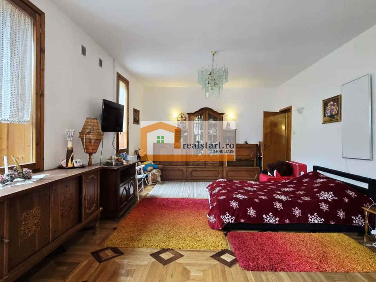 Vedere padure, panouri solare si fotovoltaice, pompa de caldura,  semineu - Poză 23