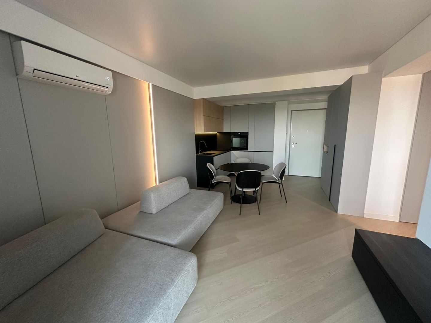 Apartament 2 camere de inchiriat  cu parcare | Cortina North - Poză 1