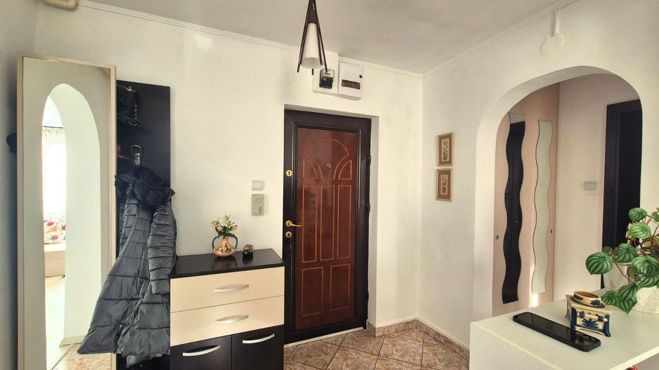 Ideal pentru un cuplu, apartament decomandat, însorit și foarte luminos. - Poză 9