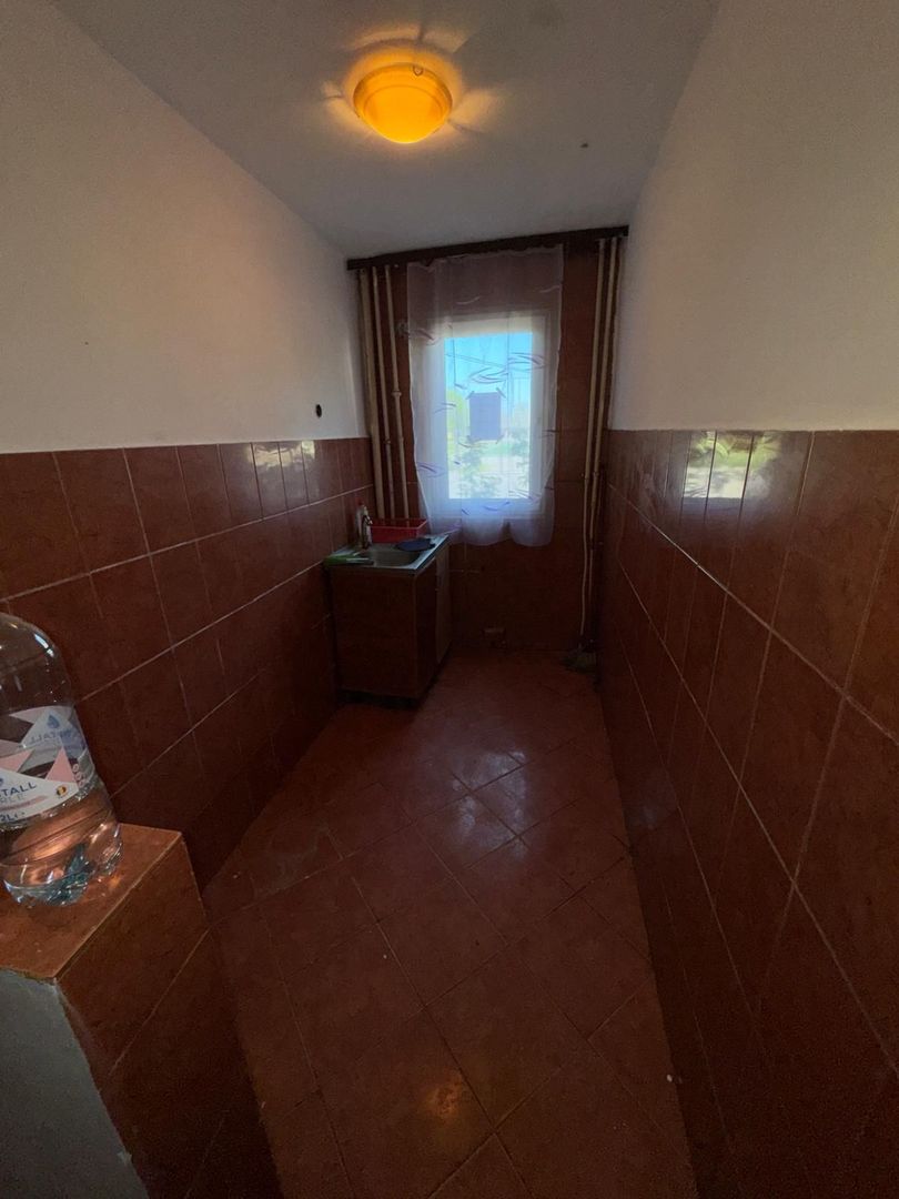 vand apartament 3 camere, parter, zona Autogara, gaz pe scara - Poză 2