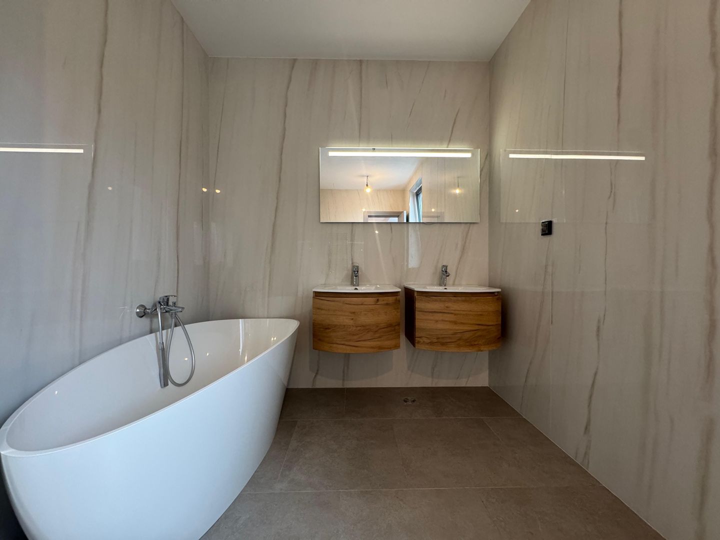 3 camere PREMIUM| 99.7 MP + 9.35 MP terasa - Poză 14