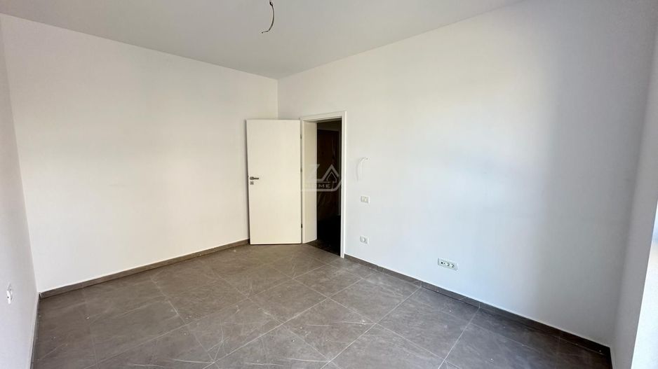 Decomandat. Etaj intermediar. Geam la baie. - Poză 7