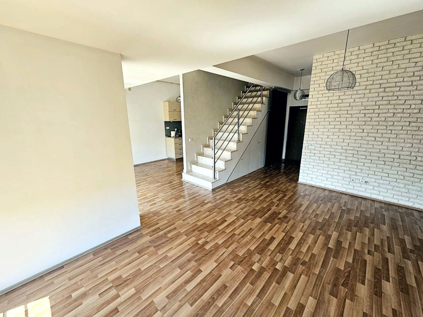 Apartament 3 camere, deosebit in Otopeni, Str. Ferme F - Poză 4