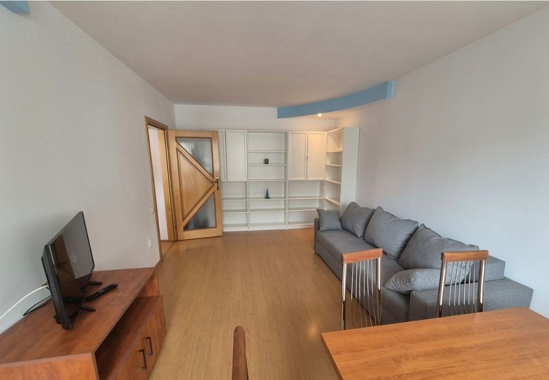 Închiriez apartament cu 3 camere,  centru - Poză 2