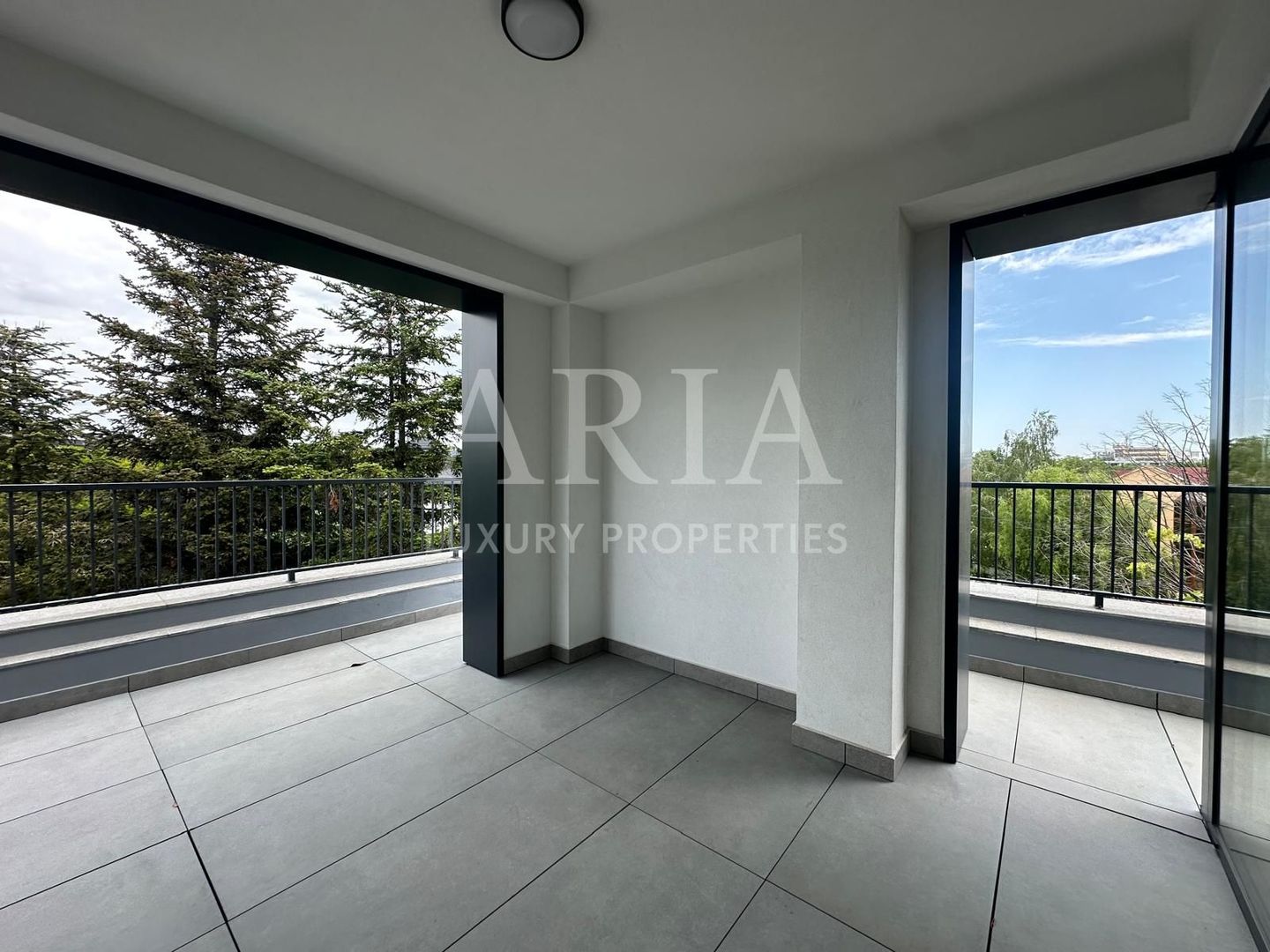 Penthouse superb -  vedere către pădure - Poză 1