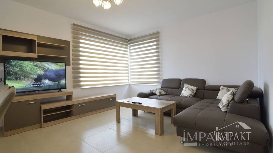 Casa cuplata cu 6 camere si curte in cartierul Intre lacuri. - Poză 1