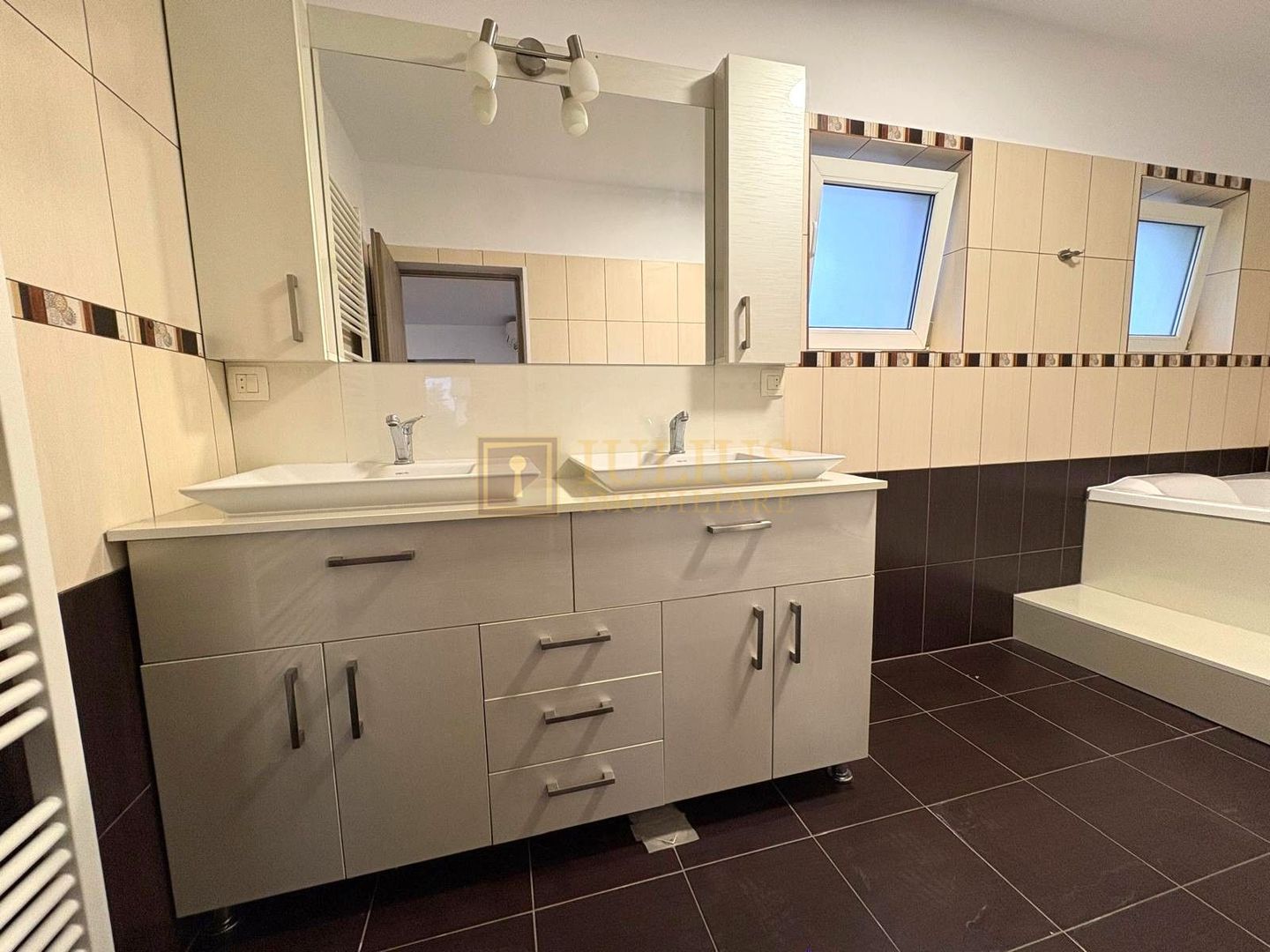 Apartament la curte, 2 băi, loc de parcare, zona linistita, dressing - Poză 15