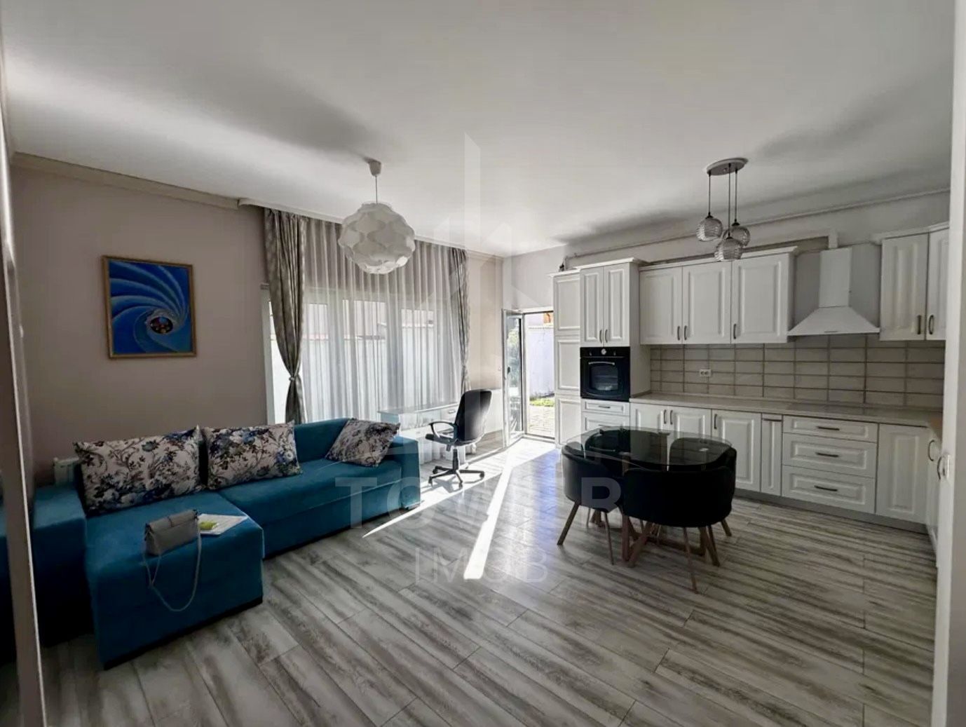 De inchiriat Apartament modern 3 camere cu curte privată şi parcare - Poză 1