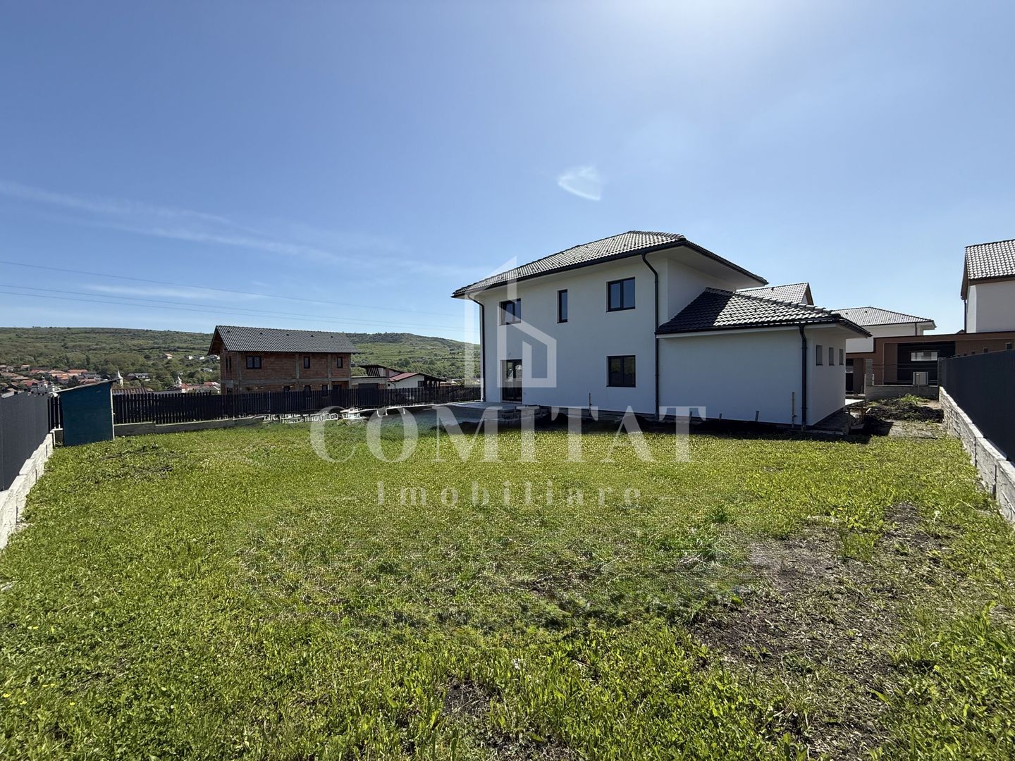 Casă individuală cu garaj și 700 teren Chinteni - Poză 1