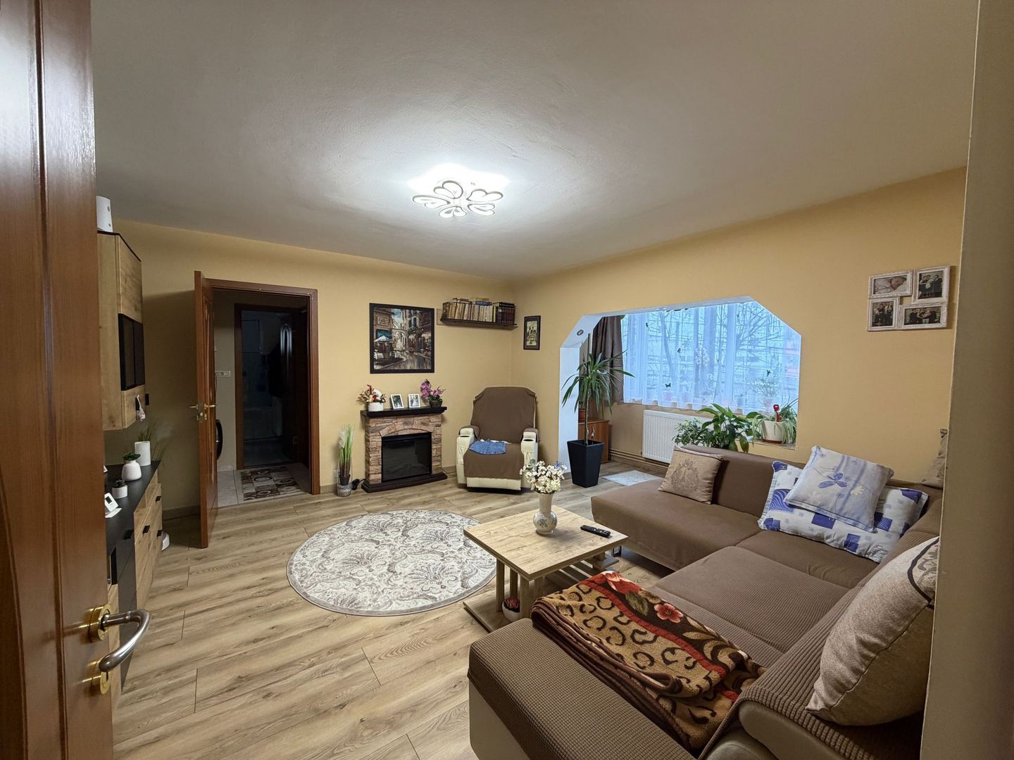 Calea Buziasului | 3 Camere | Etaj 1 | Centrala proprie | - Poză 1