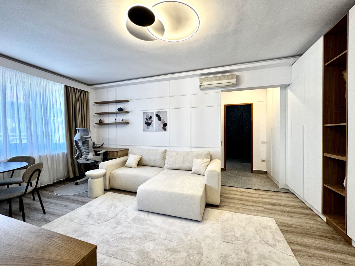 Apartament cu stil, eleganță și energie vibrantă, în Piața Victoriei - Poză 3