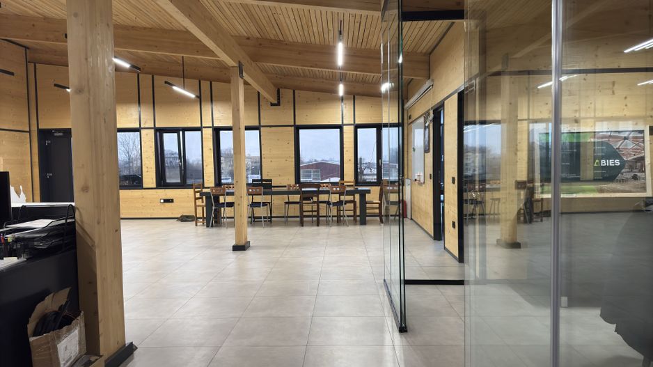 Showroom + cladire birouri | Roman/Neamt | stradal - de vanzare - Poză 4