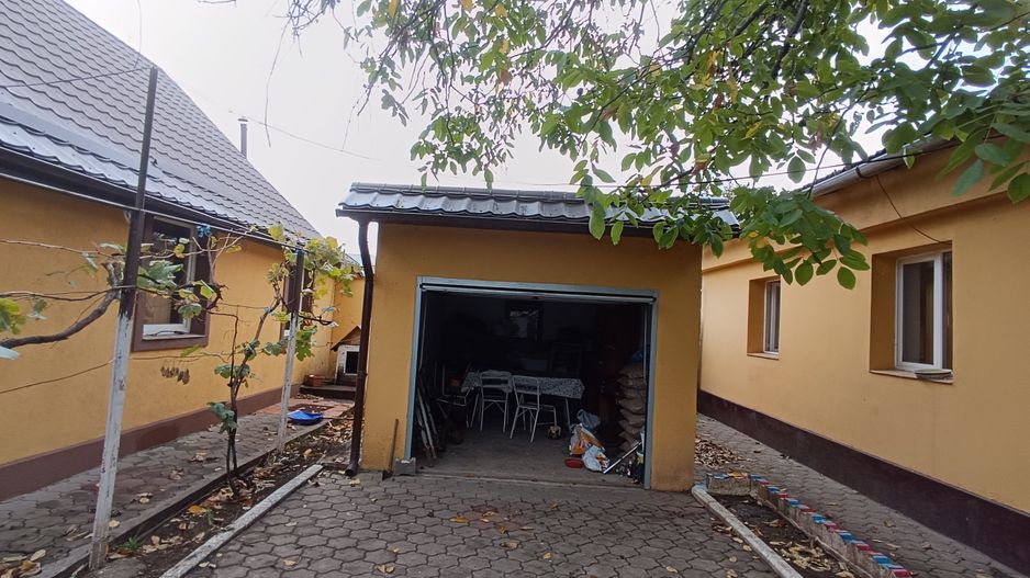 Casă spațioasă cu 4 camere , curte și teren generos în Mașloc - Poză 2