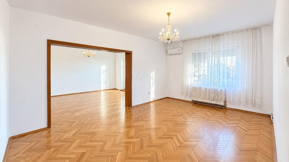 Bloc tip asociatie - zona Kiriac. 4 camere, 3 balcoane. Garaj si boxa. - Poză 1