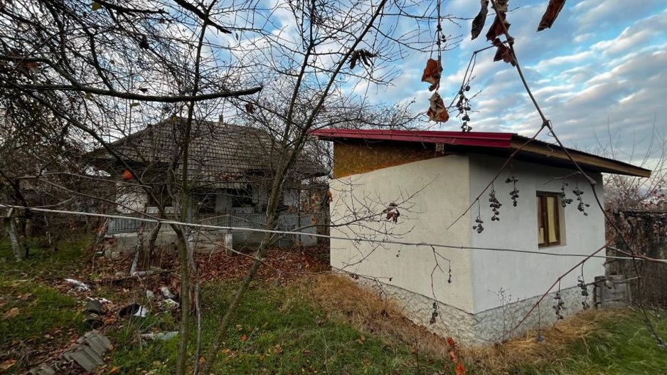 Casă + teren generos de vânzare în Strâmba Jiu - Poză 4
