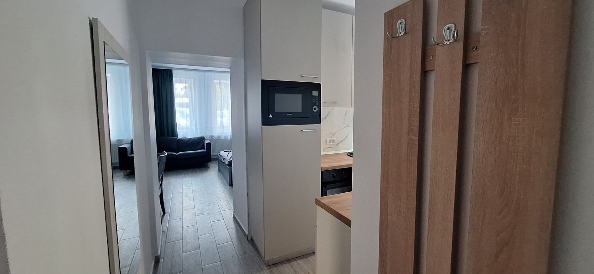 Apartament central cu o camera si loc de parcare - Poză 2