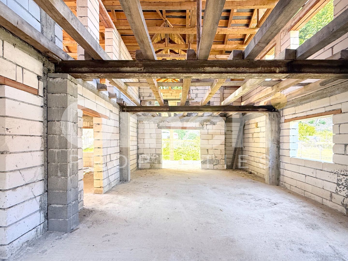 Casa la rosu de 304 mp utili, in Baita,Maramure-colț de rai într-o zonă retrasă - Poză 2