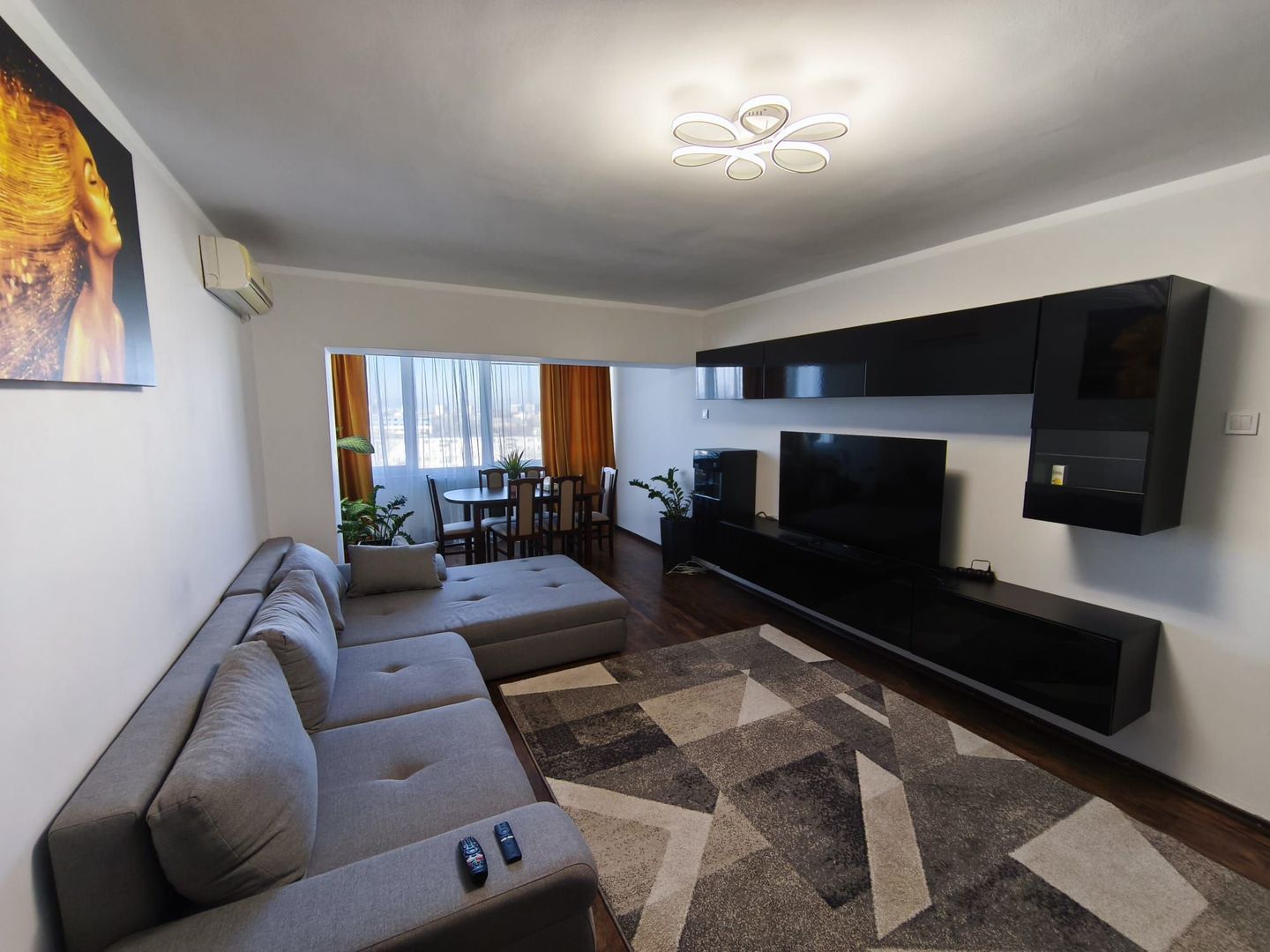 De vanzare apartament cu 3 camere , etaj 8/9 , Faleza, 165.000 euro - Poză 1