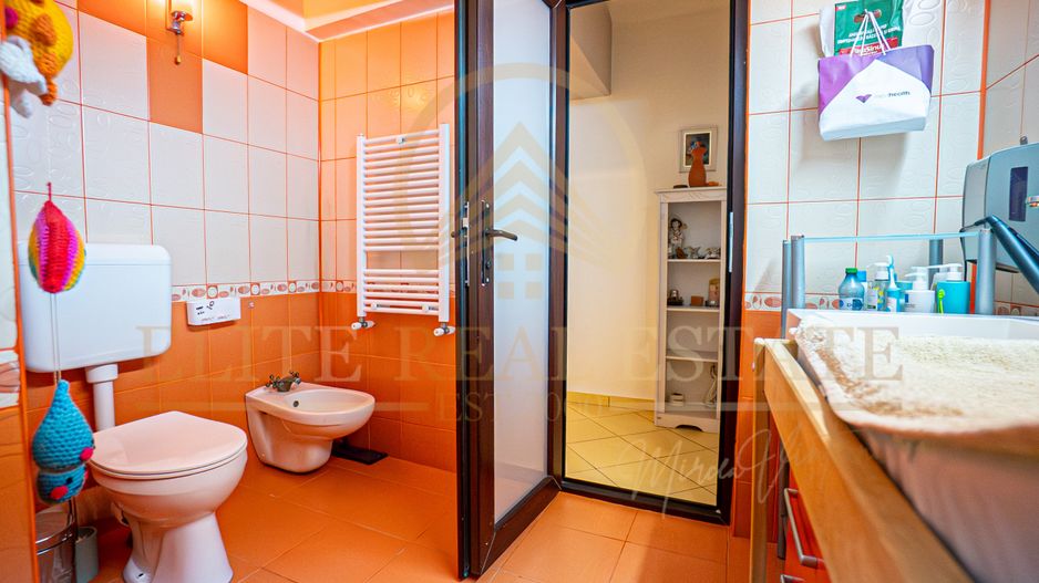 Casa De Vanzare in Palazu Mare - Teren de 455 mp cu Piscina si Garaj - Poză 24