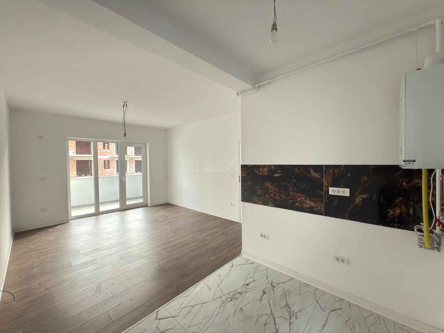 Bloc finalizat. Balcon mare. Loc de parcare. - Poză 2