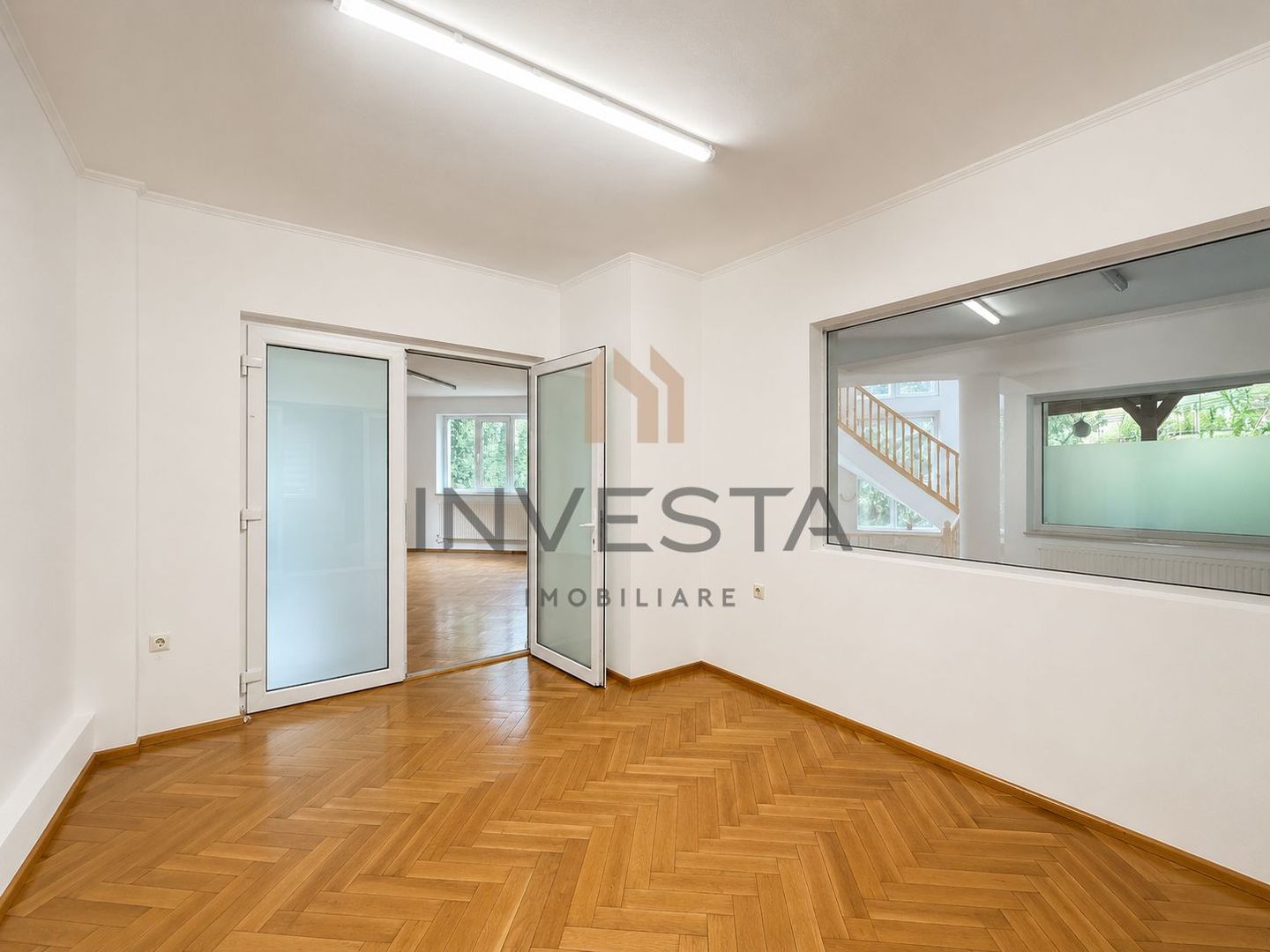 Vila spatioasa cu 15 camere de inchiriat in zona Andrei Muresanu - Poză 6